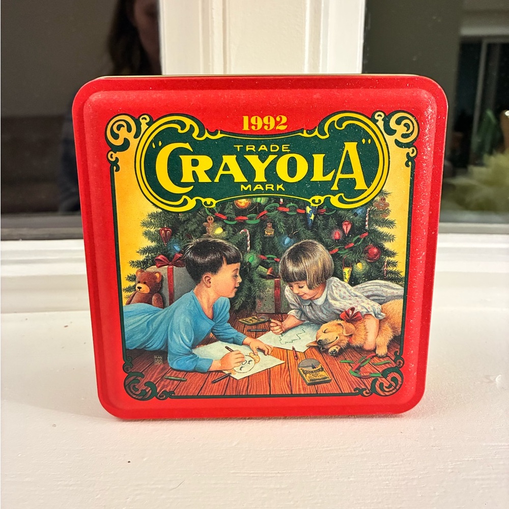 Crayola 1992 Red Holiday Tin with original Crayola‎ crayons